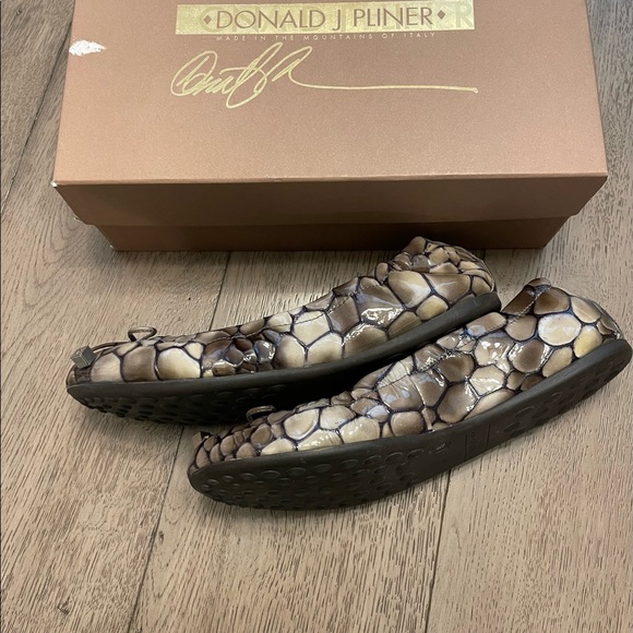 Donald J Pliner Ballet Flats in Smog Crocco Patent Leather, Size 9.5 - Picture 8 of 9